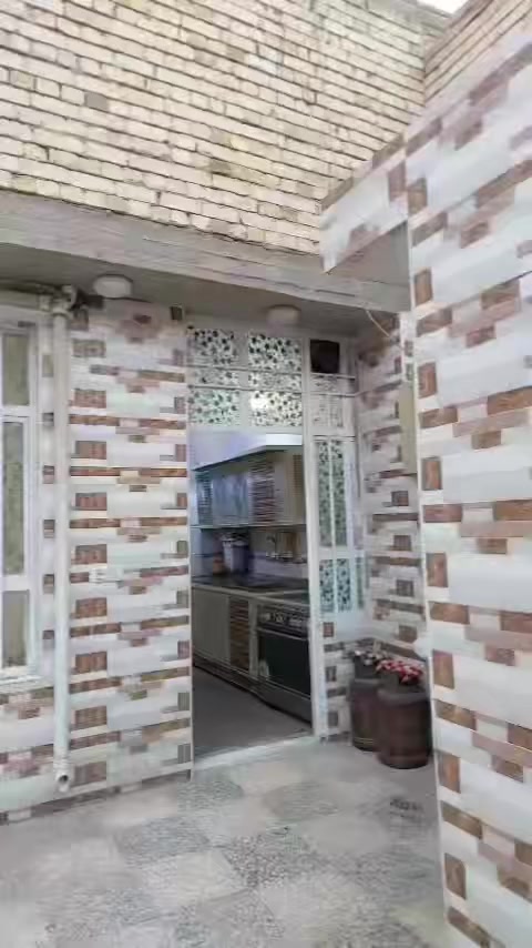 السلام عليكم
بيت 148 متر طابق واحد مسلح يحتوي على استقبال ومطبخ حار ومطبخ بارد وصاله و غرفتين نوم وحمام 2 الشارع تبليط 12 متر 
العنوان 📍البلديات _تقاطع الكهرباء _خلف اسواق رمانه 
للاستفسار ***********
