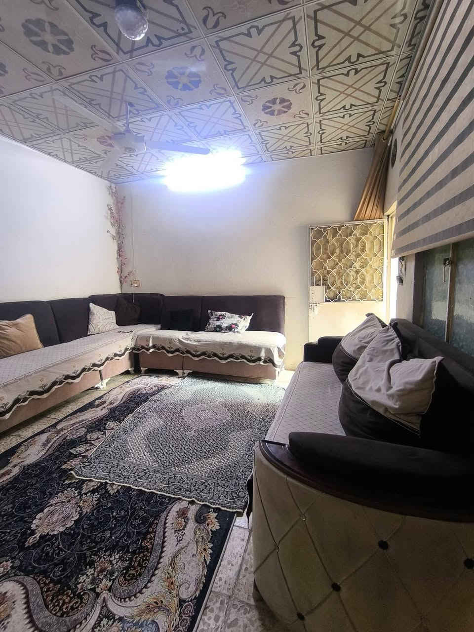 دار للبيع مساحه 100متر موقع تجاري مقابيل مجمع اكرم للالبسه 
يبعد عن شارع المعمل 150 متر مباشر على الشارع التجاري 
اساس تجعيب بناء بلوك سقف عكاده 
يحتوي الدار على 
غرفه وصاله ومطبخ واستقبال مغاسل داخليه و خارجيه 
السعر اخو البلاش تم تخفيض السعر من 42 وبي مجال إلى 37 وبي مجال يعني بسعر عرصه بيع مستعجل 
للتواصل الاتصال على الرقم *********** أو مراسلة الصفحه واتساب متوفر مكتب الياسري للعقار والمقاولات
