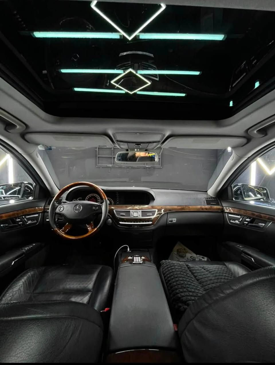 سلام عليكم
للبيع: مرسيدس بنزS550 S-Class 2008 – فل مواصفات VIP محدث 2013

✅ السنوية والهزة جديدة  – وكالة أو تحويل مباشر
🔹 المواصفات الفاخرة (VIP Edition):

 • مراتب جلد أصلية كهربائية مع ذاكرة
نظافة 100‎%‎ بيه ريحة شركة 
 •نظام دفع رباعي 4Matic ثبات على شارع نظام مايباغ
• تبريد وتسخين المقاعد الأمامية والخلفية
 •5 ستائر جانبية وخلفية كهربائية
 • نظام دخول وتشغيل ذكي (بصمة)
 • فتحة سقف + بانوراما
•ناظور ليلي 
• حساس تايرات 
•ابواب شفط +صندوق شفط 
 • نظام صوت فاخر (Harman Kardon)
 • كاميرا خلفية وحساسات أمامية وخلفية
 • أنوار LED / زينون
 • تحكم كهربائي اربع مقاعد 
 السيارة نظيفة جداً، لا تحتاج أي مصاريف، صيانة عام جاهزة للاستخدام الفوري 
حادث السيارة 20سم بالجامبلغ الامامي بدون دواخل + صبغ اوربي جامبلغ خلفي فقط 
السعر 
  198 ورقة وبيه مجال

📞 للتواصل: *********** 
 (اتصال أو واتساب)
