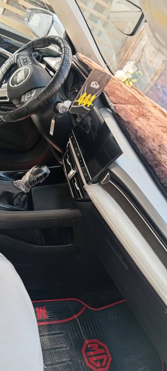 سلام عليكم MG5 2025 بلاص ماشيه 9000 سياره شبه الزيرو بيه طخه بالبنيد بسيطه مصبوغ على كده وبيه شخط بالباب الخلفي وطلقه بالقماره والبقيه كفاله نص فول مثبت سرعة حساس ضغط اطارات اشاير بالمري سياره داخل لونين السعر 112 وبيه مجال مكاني بغداد العامريه رقمي *********** عبدالله
