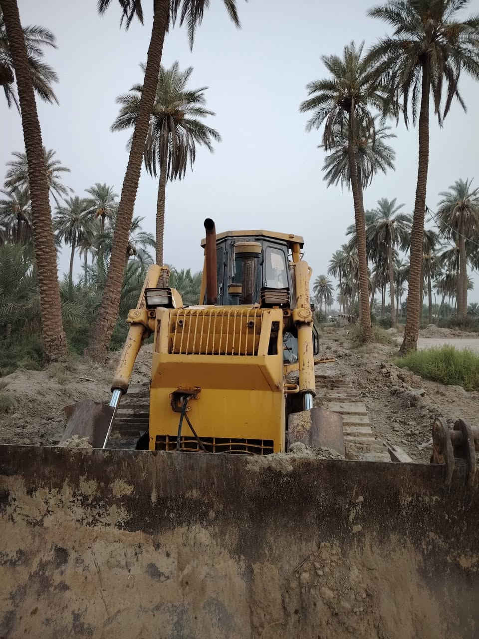 السلام عليكم ورحمة الله وبركاته /بلدوزر حديثة للبيع /الرقم ***********
