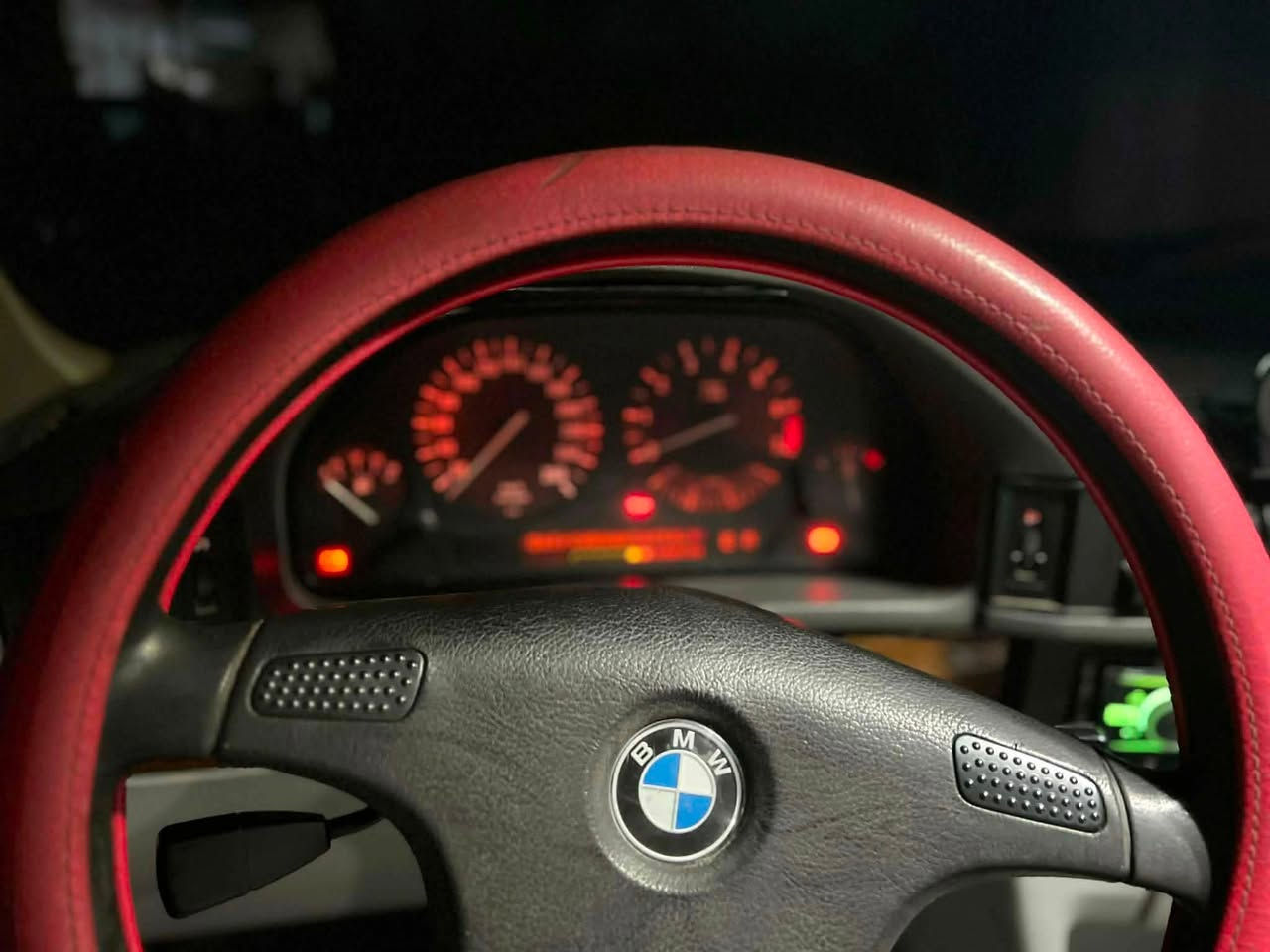 بي ام للبيع مديل 91 حجم 525 داخل  ملكي جلد كامل كشنات كهرباء مري كهرباء فتحة سقف شغال مكينه كير جديد عل شرط  مسكر عدل مابيهة اي ضربه فقط صبغ حزام تراي وين ميعجبك ادامه عل مكينه كامله مكاني ديالى رقم الهاتف للاستفسار *********** خاص هم متواجد عل نت  شراي اتصل وادلل
