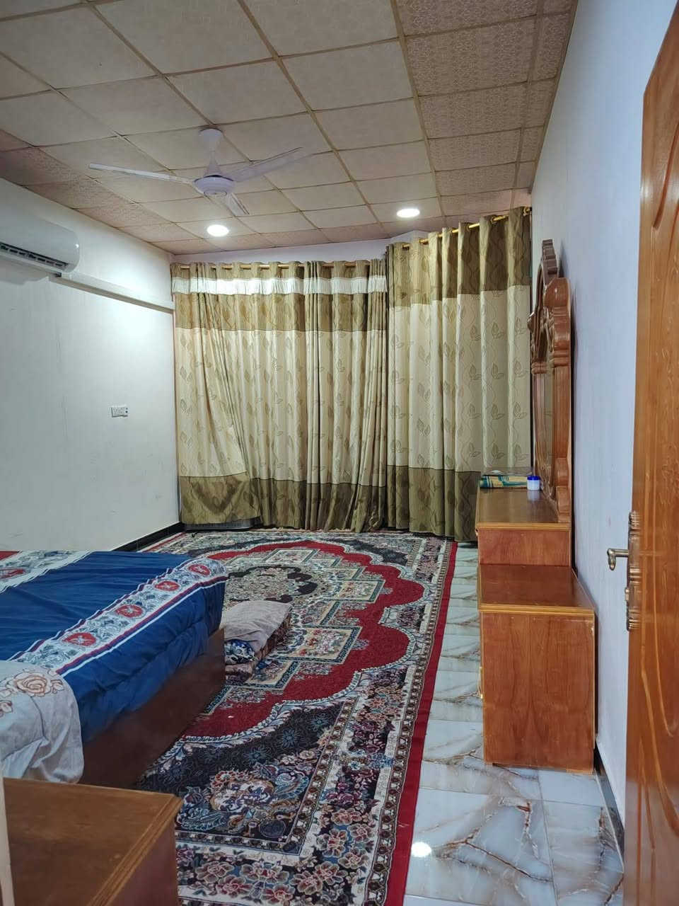 مشتمل البيع حي المعمل العمالية طابقين ٤غرف وصاله ومطبخ ستقبال كراج مجموعة صحيات المساحه ١٥م شارع ١٠م بل بداية قرب جامع الفرقان سنه البناء ٢٠٢٢ السعر ١٣٥ للستفسار اتصل ***********
