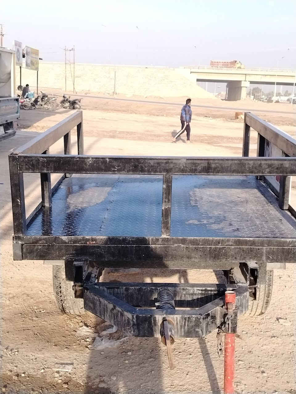 السلام عليكم مقطورة للبيع شاصي بلادي وتايرات جدد العنوان كوت حي الحكيم رقم الهاتف ***********
