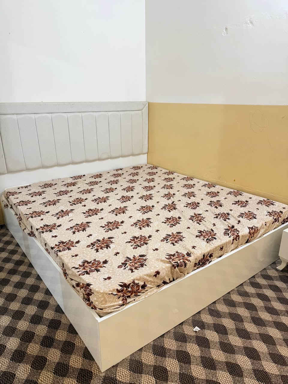 نوکە دەرزی شوختی پێوە نییە یەکمجاریەتی بکریتۆ لۆک
دۆشەکەی ئەسلییە و ماشاللە هەر لۆک لۆکە 
٦پارچەیە ماڵیکە هەرکەس بیبا رەحمەت ئەنیری
زۆر نایەژم قوفلی٣١٠هەزارە یەک فلس کەمی نییە
هەرچیتیش هەیە لیو ئەکرم *********** كالار, السليمانية
