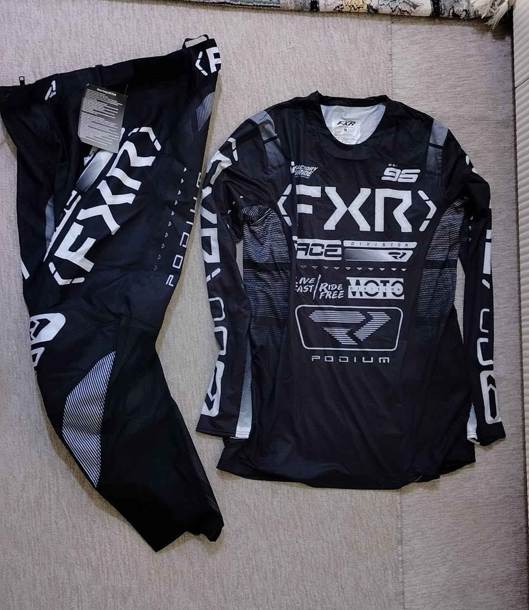 أغراض دراجة نارية للبيع، التوصيل متوفر.
ئەشیای ماتۆڕ بۆفرۆشتن گەیاندنیش بەردەستە


**إذا كنت صاحب هذا الإعلان وتريد حذفه لأي سبب، رجاءا أرسل رسالة إلى الدعم الفني**