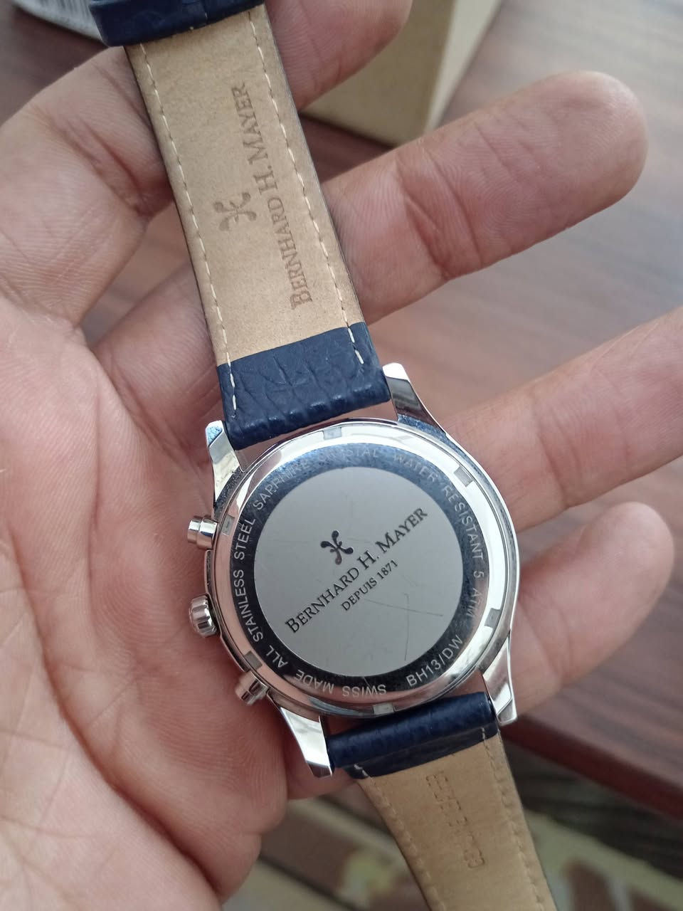 ⌚ للبيع: تحفة سويسرية عريقة - Bernhard H. Mayer (Victor Chronograph)
​عشاق التميز والأناقة الكلاسيكية، للبيع ساعة Bernhard H. Mayer الأصلية، الإصدار المميز BH13/DW. ساعة تجمع بين الدقة السويسرية المتناهية والتصميم العصري الفاخر.
​المواصفات الفنية المذهلة:
​الحركة (Movement): ماكينة سويسرية أصلية مطلية بالذهب (Ronda 5040.D) بـ 13 حجر جوهر، تضمن لك دقة متناهيه في ضبط الوقت.
​الهيكل: مصنوع من الفولاذ المقاوم للصدأ (All Stainless Steel) المصقول بعناية.
​الزجاج: كريستال زفير (Sapphire Crystal) مضاد للخدش والكسر ، ليحافظ على لمعانها كأنها جديدة دائماً.
​المينا: باللون الأزرق الملكي العميق مع تداخلات الكرونوغراف الفضية وتاريخ عند الساعة 4.
​مقاومة للماء حتى عمق 50 متر (5 ATM).
​الحزام: جلد طبيعي فاخر باللون الأزرق مع إبزيم (Clasp) أصلي يحمل شعار الماركة


**إذا كنت صاحب هذا الإعلان وتريد حذفه لأي سبب، رجاءا أرسل رسالة إلى الدعم الفني**