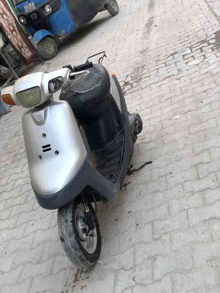 السلام عليكم دراجه بطه شغال نكره اول هندر مكينه ناعمه كهربائيات مكفوله اكسل محرك دراجه ياباني السعر ٢٢٥ الف المكان بغداد الحريه ***********2
