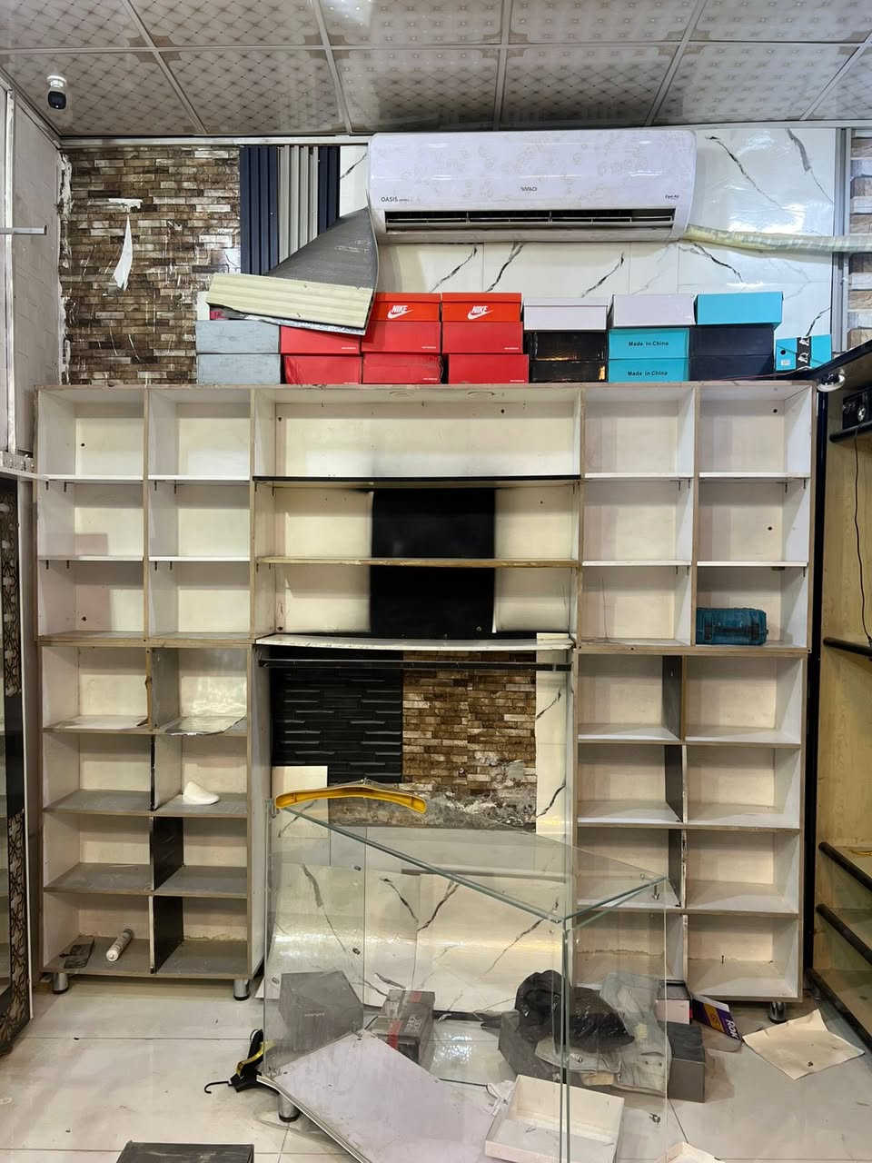 شباب فاترينات وستاندات وميز جام ومرايه لبيع ومحتاجهن وماعنده يدلل ***********  ناصريه تضحيه شارع العياده
