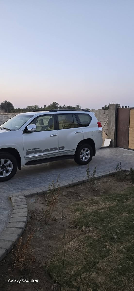 للبيع برادو موديل ٢٠١٣
بسمي تحويل مباشر
سته سلندر TX
تحكم ستيرن
مري شفط 
بيه مواصفات حلوه 
مكفولة كفالة عامة ماعده الباب خلف السايق ضربة وصبغ كد شبر مثل ما موضح بالسونار 
محرك كير اكسن بوضع الشركة 
ماشية 200الف 
تخم تاير قبل شهرين شادة
حدادية فول 
مكان السيارة مركز الكوت
سعر 285 
للاستفسار اكثر اتصال على الرقم 
***********
