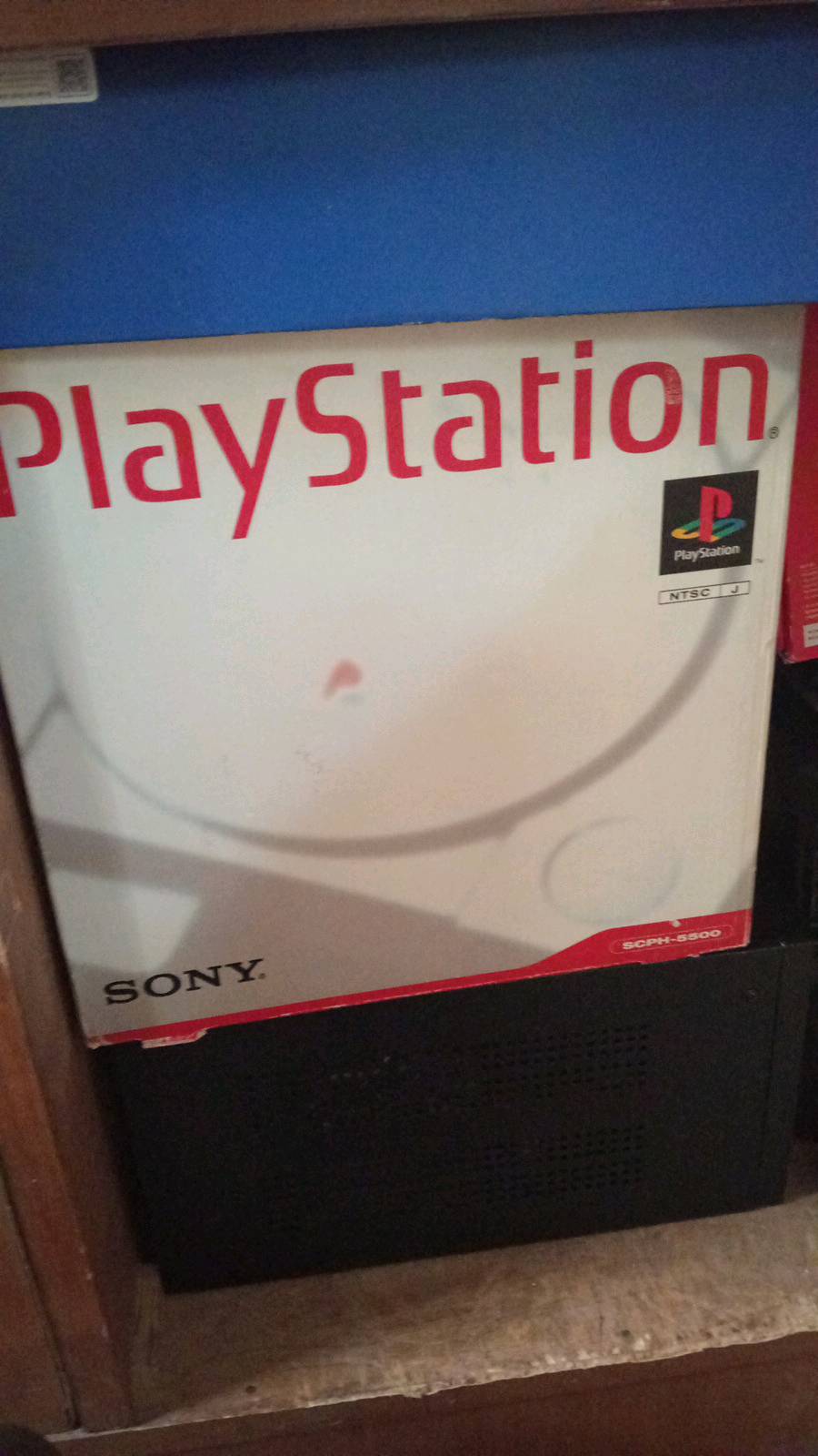 بلي ستيشن 1 كامل الملحقات كارتونة الأصلية مطابق اليدة أصلية مالتة الكيبلات الأصلية مالتة كلشي اصلي الجهاز لوك استيكر مامفتوح ولا محور ريجن ياباني ايشغل فقط قرص أصلي ميشغل كوبي الجهازين عارضهن 480الف قفل الجهازين نادرات 