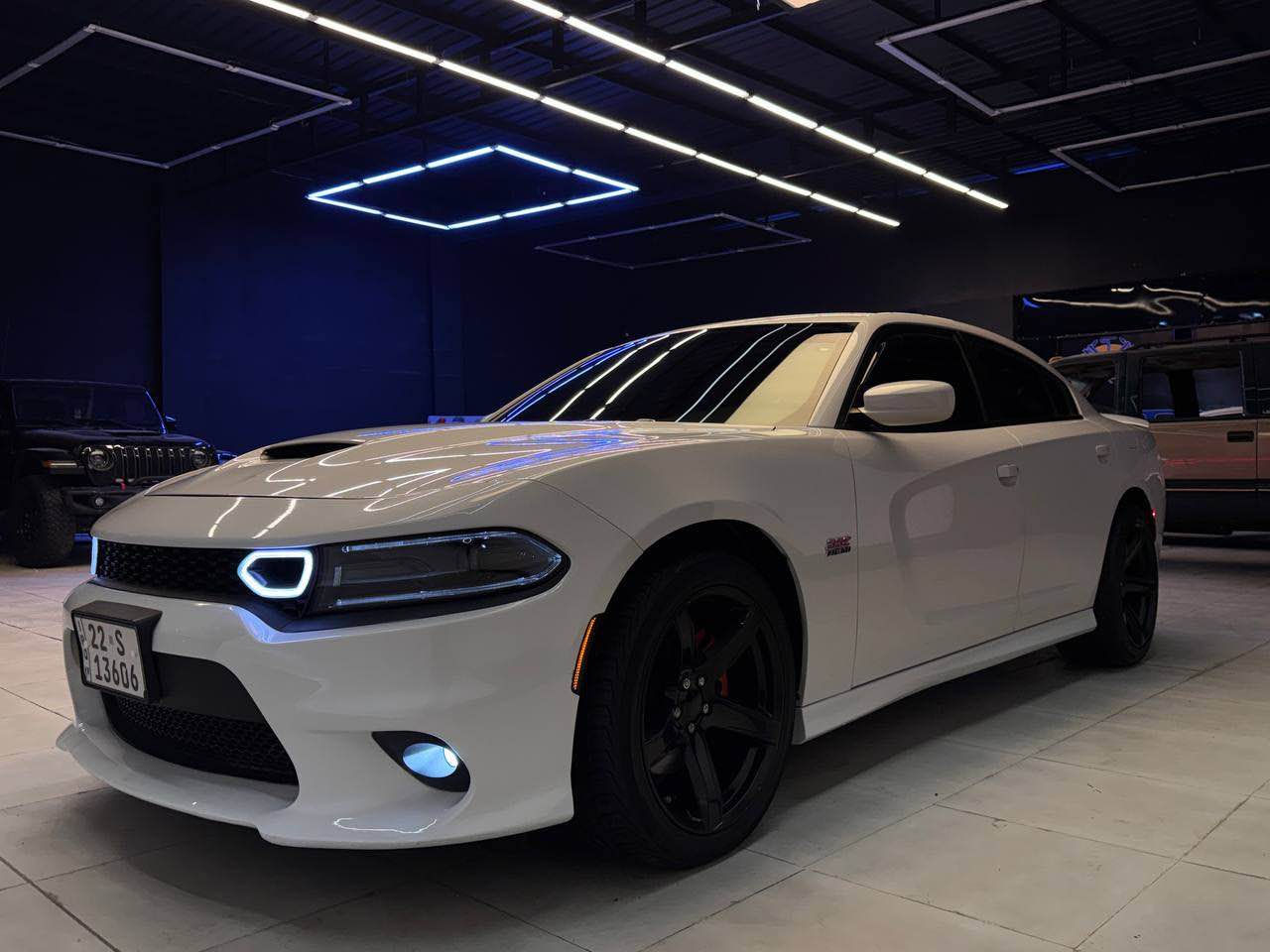 تحية طيبة صلو على محمد . 
النوع : دودج تشارجر . 
اللون : ابيض . 
الموديل : 2022 . 
الوارد : امريكي . 
الحادث : جاملغ خلفي مع غطاء الصندوق . 
عدد الاسطوانات ⚙️: 8 سلندر حجم 5700 . RT . 
بدون ايرباك . 
الرقم :- اربيل خصوصي الدولي . 
المواصفات 🔋: 
.
1- وضعيات قيادة متعددة .
2- مقاعد مخمل حضن . 
3- اضاءة led مع مصابيح خارجية . 
4- ويل كب بلاك نجمة اصلي امريكي . 
5-شاشة كبيرة تدعم الكاربلاي ومتعددة الاستخدامات .
6- نضام تحديد المسار ومثبت السرعة . 
7- نظام النقطة العمياء مع رادار . 
8- بصمة تشغيل مع دخول ذكي . 
9- كاميرا خلفية . 
10- دخول ذكي وتشغيل ذكي . 
11- سوبر تراك باك وضعيات فل سبورت . 
12- ستيرن كاربون الياف حقيقي امريكي . 
13- تحكم ستيرن . 
14- دفيوزر كاربون مع سبويلر واضافة . 
15- تخم تاير جديد . 
16- لد حلقات امامي بلادي من امريكا . 
باقي المواصفات المعروفة بفئة ال RT سوبر تراك باك . 
للاستفسار اكثر .📱
الهاتف :- ‭*********** كربلاء, العراق
