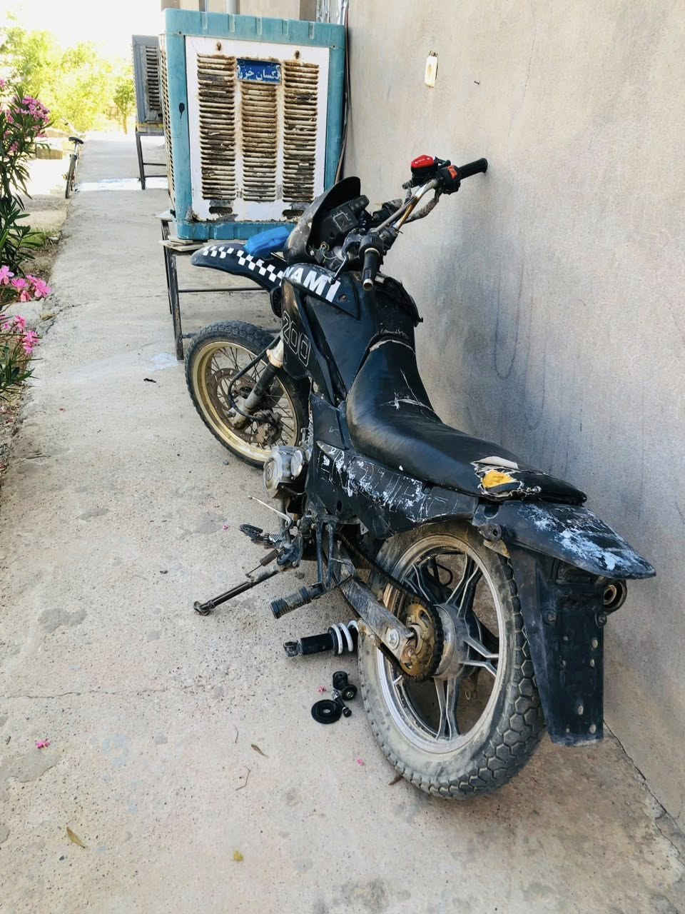 سلام عليكم قفاز صانعه ياماها محرك محور قفاز شرط لادخن ولا ناقصو شي  كهربيات كلاً شغاله  فقط دبل مثل مامضوح  بل صوره 275 بلاش وبي مجال شي قليل مكان جنوب الموصل قريه السفينه خابر وتدلل***********
