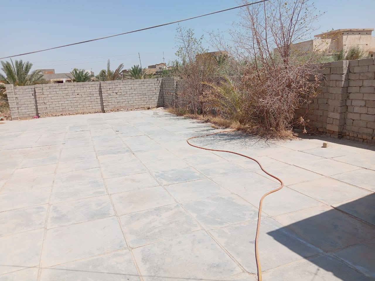 بيت للبيع  بحي منصور مساحة 600متر 3غرف ومطبخ وصاله +حمامات داخلية وخارجية قرب علوة السيد  للستفسار اتصل عل رقم الموجود ***********
