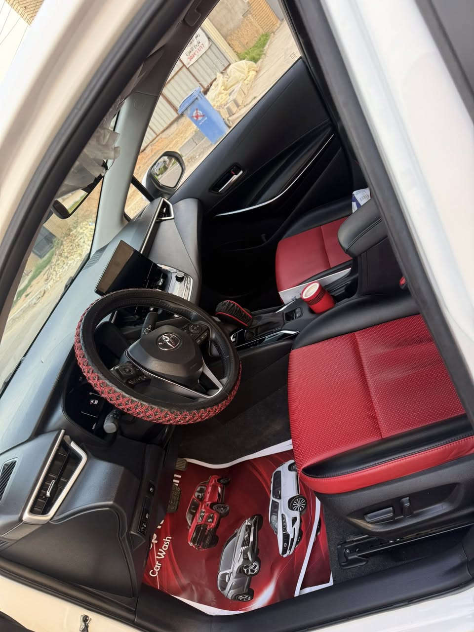 السلام عليكم حبايب .. رمضان كريم
كورلا هايبرد موديل 24 شكل الخليجي 
رقم بغداد. ب اسمي هزة وسنوية جديدة 
سيارة مكفولة عدا رصعة بالجاملغ بسيطة جداً
مواصفات السيارة.. 
داخل جلد احمر 
كامرة دوارة 360 
بصمة جنطة 
فتحة سقف
توقف ذاتي 
تحديد مسار .. لد زنون
وباقي المواصفات المعروفة مال كورلا
حبايب فقط الشراي يتصل ممتواجد عل فيس 
عنواني بغداد سيدية ***********
