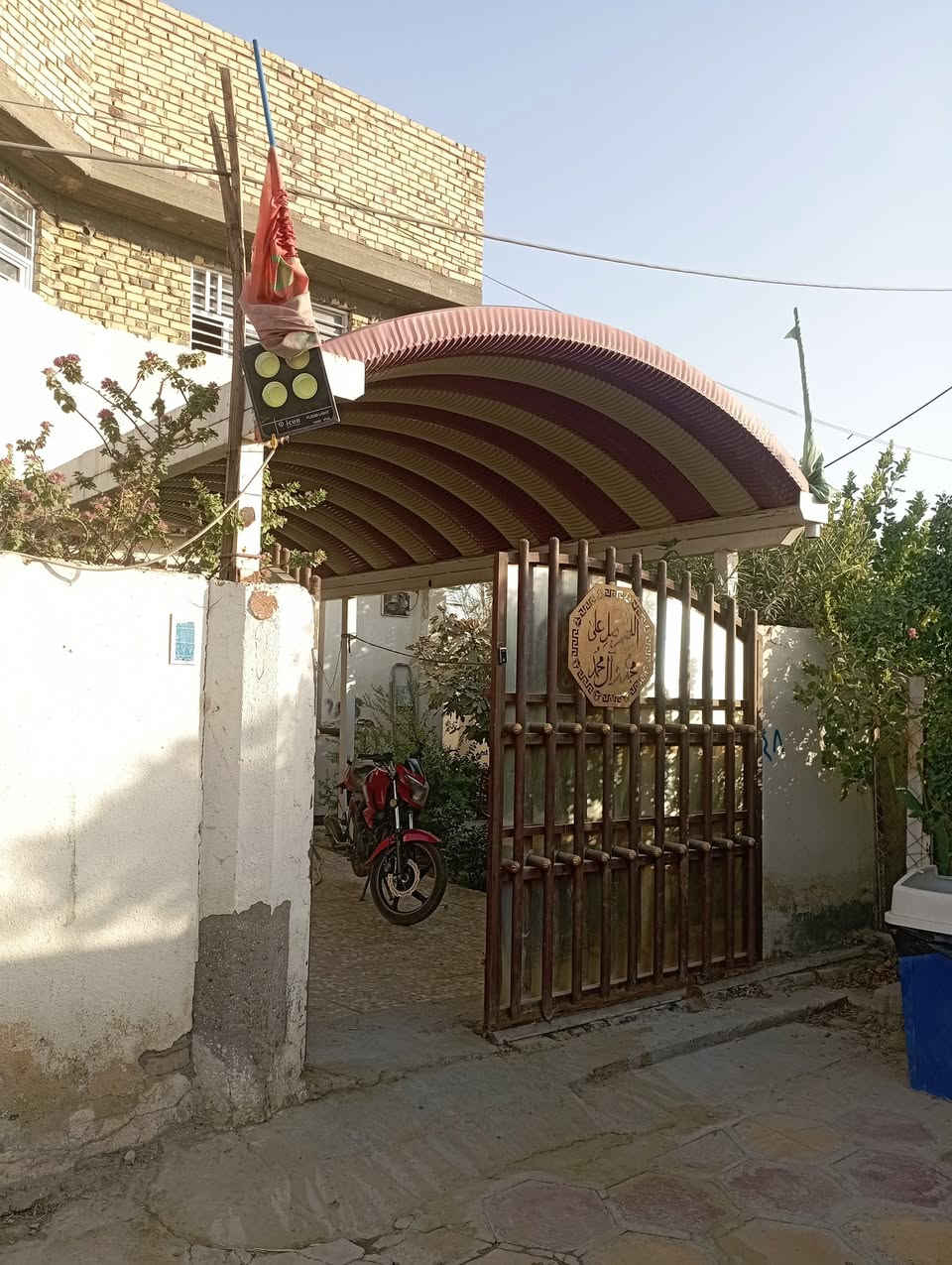 للبيع المستعجل بيت حديث مساحه 250 متر بناء طابوك طابقين 5 غرف 3 فوك و2 جوه الفوك بس غرفه كامله أما ثنين بعدهن غوزهن لبخ وكاعيه طابو زراعي سند 25 حله سيف سعد ورديه خلف معمل بلوك ابو كيره يبعد عن الشارع العام 70 متر مع حديقه جميله السعر 138 من الاخير اتصال ***********
