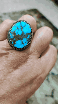 خاتم فيروز نيشابوري تحفة فنية.. قديم جدا اصل الاصل... صياغة يدوية ثقيلة جدا...
المهتم التواصل وتساب***********
