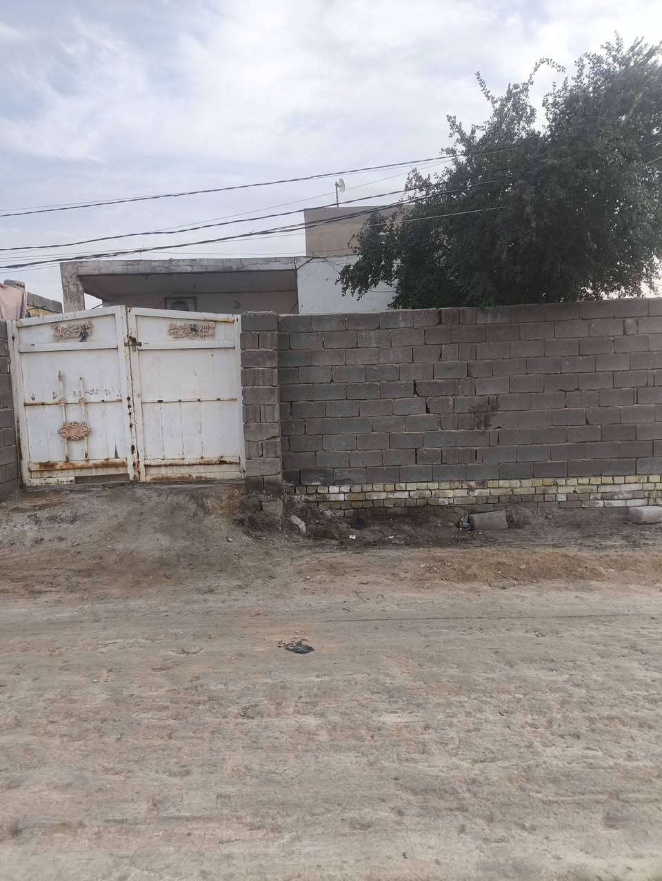 سلام عليكم دار للبيع مساحه 200 ركن  شارع 8امتار بناء غرفتين  وصاله واستقبال ومطبخ وصحيات خارجيه وحمام داخلي العنوان حي السجاد قرب سيد سهيل السعر 40 للستفسار الاتصال ***********
