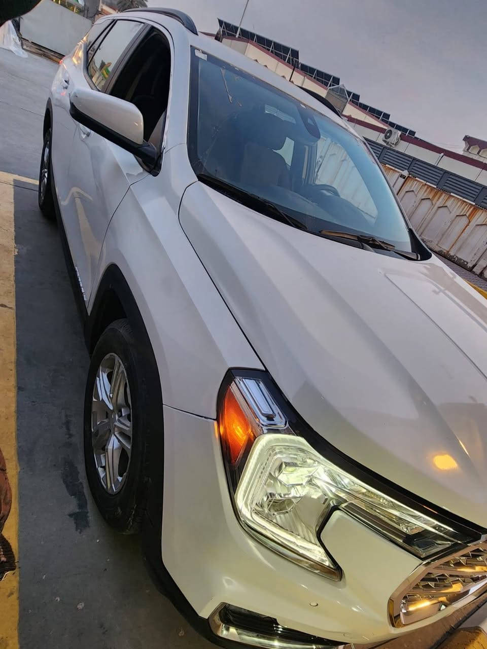 السلام عليكم للبيع جمسي تيران امريكي لون ابيض موديل ٢٢ مواصفات sle فول مواصفات  بدون بنوراما رادارات امامية وجانبية  لايت اوتو زنون بلوجكترات ليد بجم دنلي مراية تعتيم  حساسات امامية فور ويل كراسي تسخين وكهرباء  شاشة كبيرة وكامرة  وتحديد مسار تبريد امامي وخلفي و ومناخ منفصل  كروس سرعة  توقف ذاتي  رادار تنبيه مانع تصادم وقارئ اشخاص وحساس اطارات ومواصفات هواية ماشية ٢١ الف مايل جديدة جدا وجاهزة ١٠٠% فحص مؤقت بغداد تترقم باسم المشتري مباشرة الضرر بيهة خمس  قطع صبغ بدون دواخل  والسعر ١٦٠$ ورقة  وعنواني بغداد حي الخضراء للتواصل اتصال او  وتساب *********** / اخوكم المحامي ياسر النعيمي
