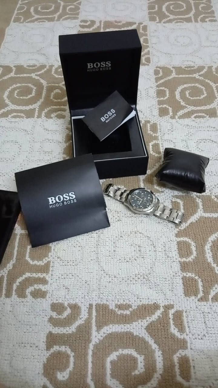 الساعة المعروضة في الصورة هي ساعة Boss Hero Sport Chronograph للرجال، وتحمل رقم الموديل 1513755.
￼Watch Connection +1

إليك أهم تفاصيل هذه الساعة:

التصميم والمظهر

الميناء: تأتي بميناء باللون الأزرق الجذاب مع شعار BOSS Hugo Boss.

الهيكل والسوار: مصنوعان من الفولاذ المقاوم للصدأ باللون الفضي.

المقاس: يبلغ قطر الهيكل حوالي 43 مم إلى 45 مم. 

￼Mercado Libre +3

المميزات التقنية

الحركة: تعمل بحركة كوارتز كرونوغراف دقيقة.

الوظائف: تشتمل على وظيفة الكرونوغراف (ساعة إيقاف)، وعرض التاريخ، وعرض الوقت بصيغة 24 ساعة.

مقاومة الماء: تتميز بمقاومة للماء تصل حتى 50 مترًا (5 ATM)، مما يجعلها مناسبة للاستخدام اليومي.

الإطار: يحتوي الإطار على مقياس Tachymeter لتحديد المسافات
@everyone
@المتابعين
@الجميع


**إذا كنت صاحب هذا الإعلان وتريد حذفه لأي سبب، رجاءا أرسل رسالة إلى الدعم الفني**