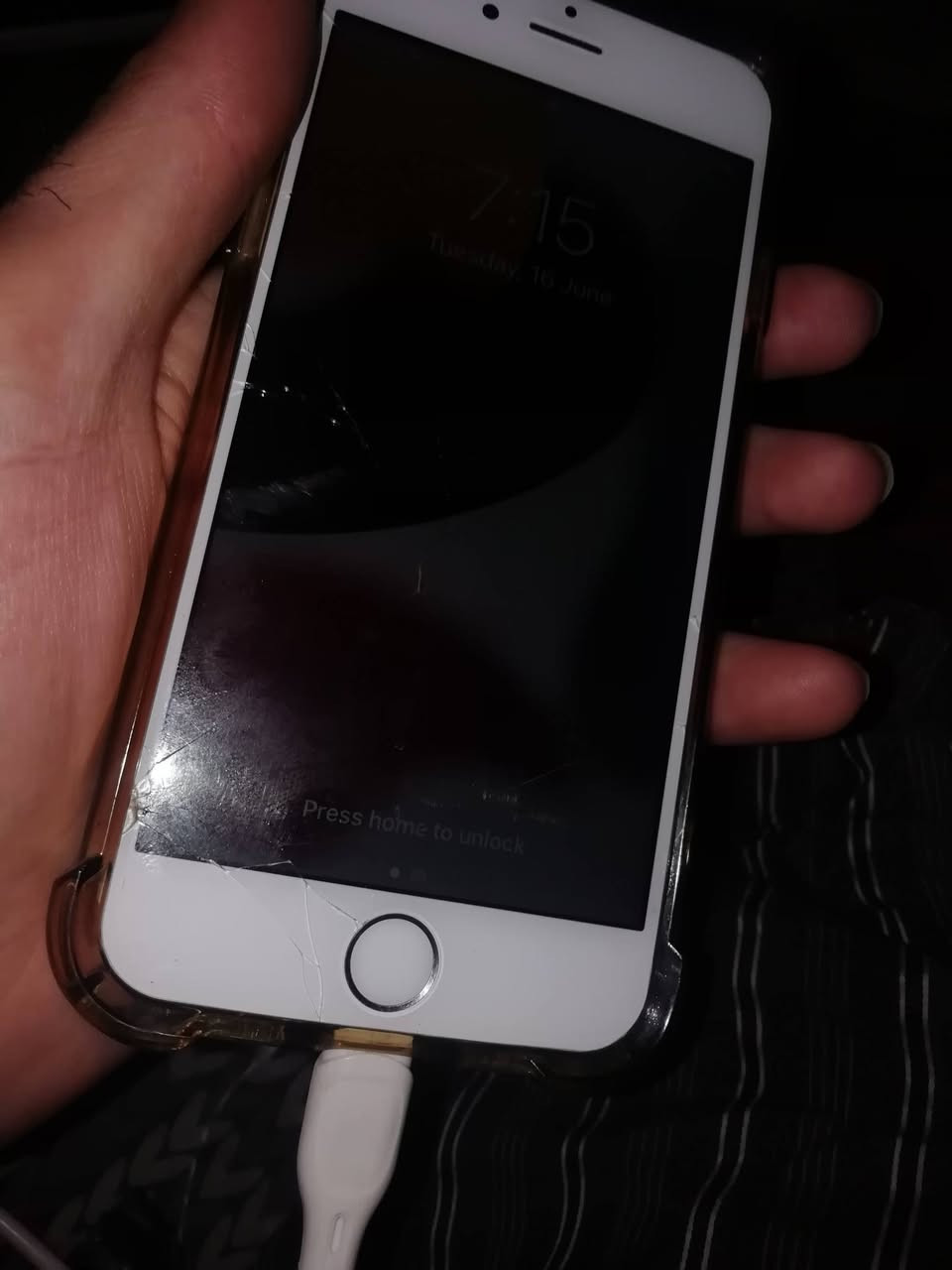 iphone 6s 16gb
هەمووشتێکی بیلادە تەنها پاتری گۆڕاە و پاتریەکەی 13 هەزاری پێدراوە ئەسڵیە. سەرشوشەکەی دوو درزی تێدایە بەس لەمسی زۆر خێرایە، بەشەرتی شەحن و شەبەکە و وایفای و سیم و کامێراو و سەوت. و بەسمە 
هەموو بەرنامەکان ئەخوێنێتەوە.
تکایە هاندەکە جگە لەپاتری هەمووی وەک خۆی ماوەتەوە نرخی 45 هەزار و معامەلە.


**إذا كنت صاحب هذا الإعلان وتريد حذفه لأي سبب، رجاءا أرسل رسالة إلى الدعم الفني**