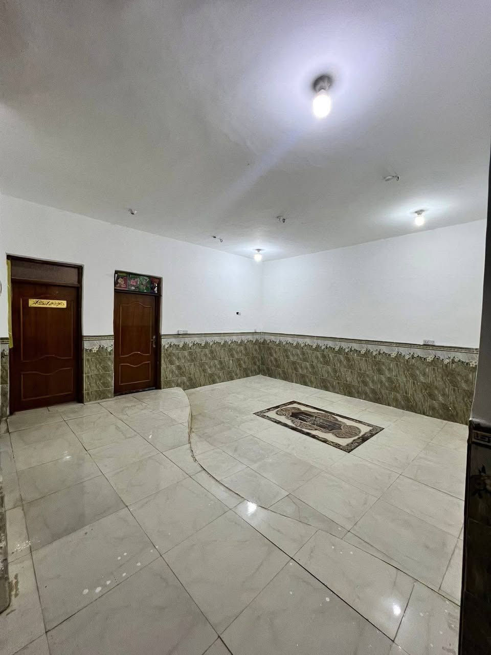 السلام عليكم بيت للبيع واسط حي الحكيم شارع عطوف يحتوي على غرفتي النوم وصاله واستقبال وصحيات وطرمه بناء حديث بناء طابوق مساحه البيت 200 كافه خدمات من مجاري من كهرباء مرقم قبل البلديه يبعد عن الشارع 300سعر 62 وبي مجال المراجعه دلاليه سيد حيدر***********
