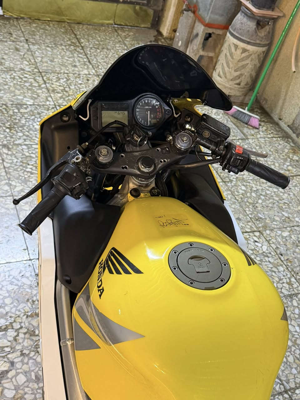 سلام عليكم
افوراي 2004 دراجة كفاله عامة عده الكفرات تجاري والاصليات موجودات بس تعبانات مكينه كفاله برغي ممفتوح بيها تايرات جدد باتري جديد الدراجة  نظيفة بدون اوراق
رايدها ب20 وبيها مجال قليل 
مكاني بغداد زيونة
*********** 
ماعندي خاص الي يريد يشوف الدراجة يتصل
