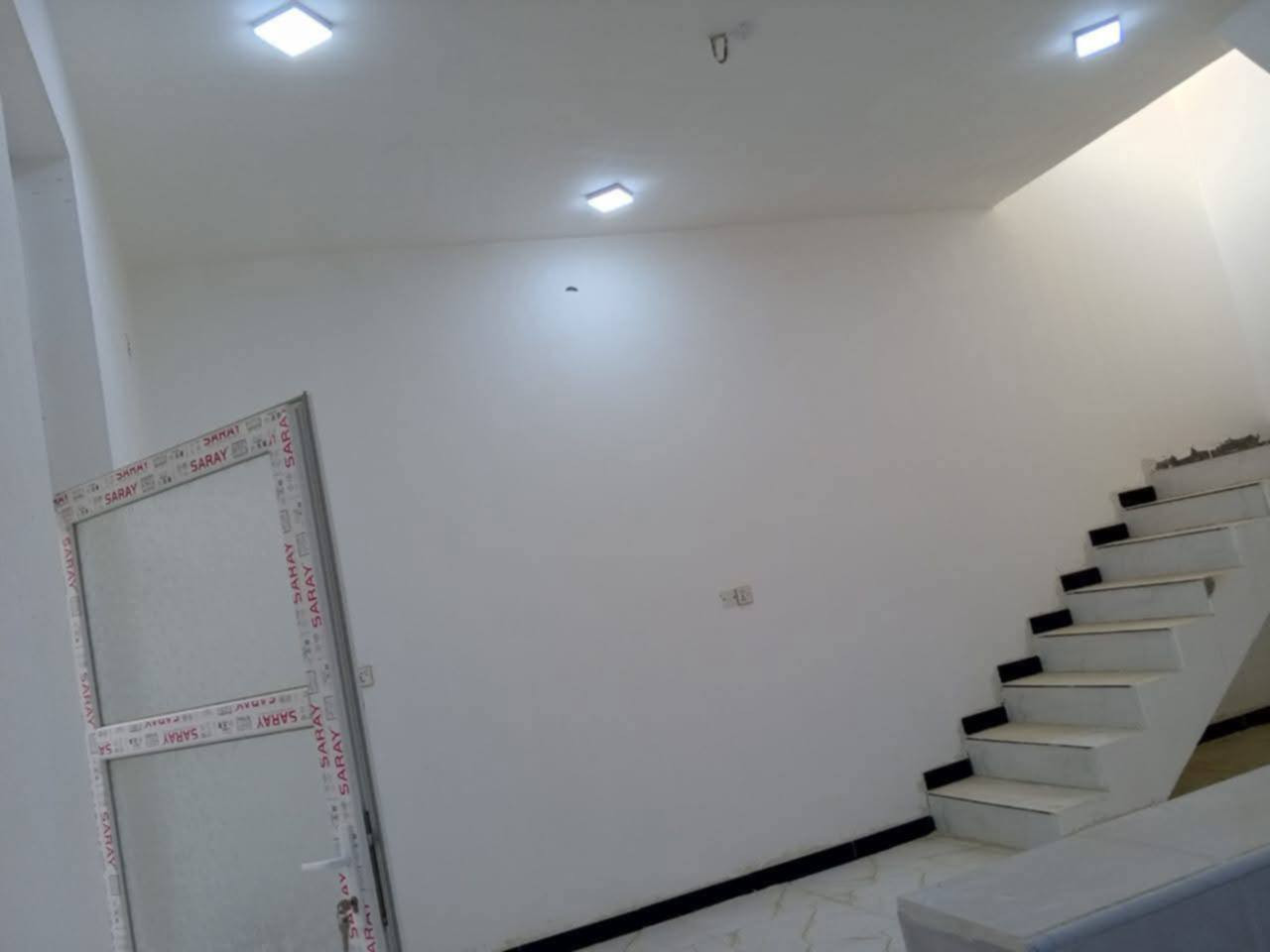 بيت للبيع حي الفداء شارع ابو لبنان فرع الصيدليه الي يم الدوريه بيت 100 خلفي بيت جديد بي غرفة وصالة ومطبخ واستقبال وحمام داخلي وتواليت خارجي السعر ٨٢ لتواصل ***********
