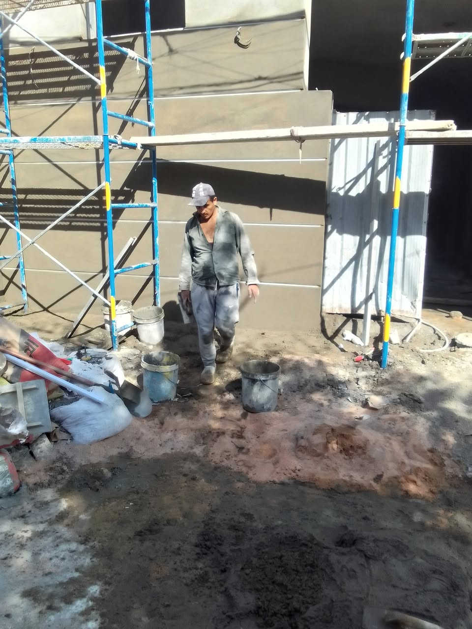 كادر مصري لبخ في بغداد لبخ درجة أولي خشنة ونعمه ونثر وتصفير مصطر وثقل نعمه وتشميع ***********
