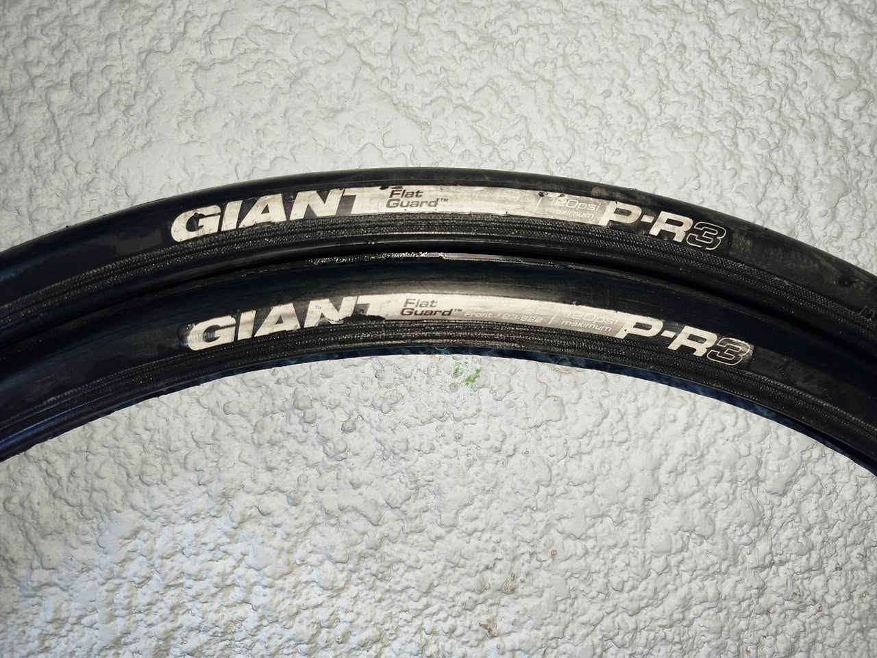 النوع: Giant P-R3 (أصلية).
القياس: 700x23C.
تحتوي على تقنية Flat Guard للحماية من الثقوب، مطاط ناعم وسريع على الطريق.
الحالة: مستعمل نظيف جداً (حسب الصور).
السعر: 30,000 دينار عراقي (للزوج - قطعتين).
ملاحظة: السعر شامل التوصيل.
للطلب 
***********
***********‬‏
