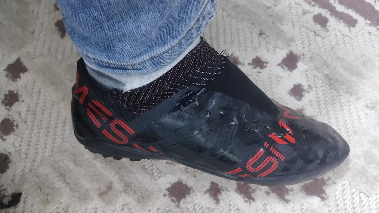 السلام عليكم حبايب توفر حذاء مسي بل لون الاحمر والاسود قياس بوش يعني من 40 لل42  هوا نفس الحذاء بي عيب بسيط خياط بصفحت الحذاء لغرض تقويه المنطقه وتكدرون شوفون الحذاء من جوه ممسوح يعني مامستخدم ونضيف 
السعر 15 الف مع توصيل ويا هديه جواريب اديداس هم لون اسود واحمر وتدللون توصيل لجميع المحافظات العراق تواصل خاص او واتساب ***********
