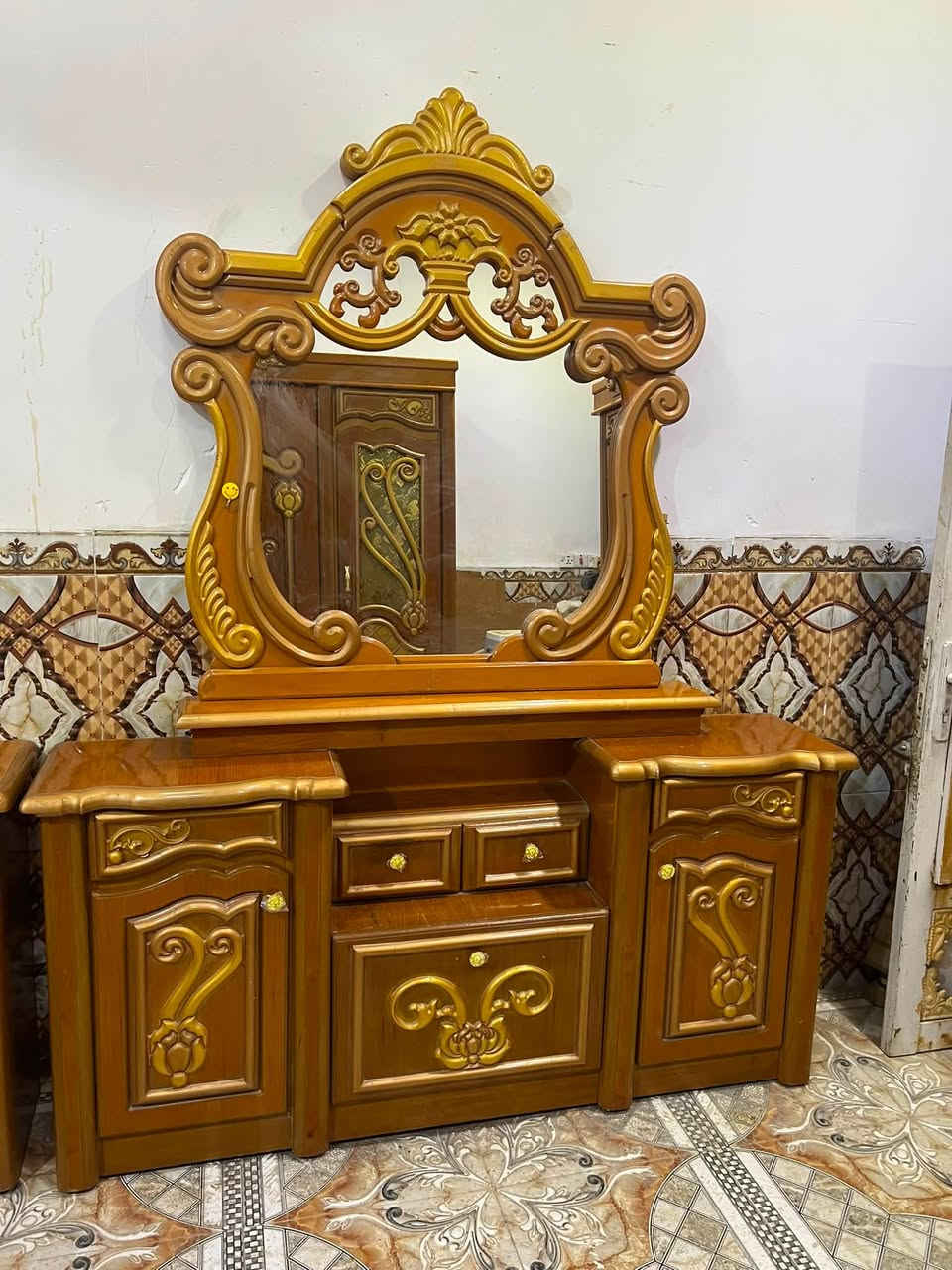 غرفه نجاره تسكام درجه أولى ام السته جديده باكيت كلش سعر 850 وبيه مجال عنوان سوك الشيوخ حي العسكري رقم ***********
