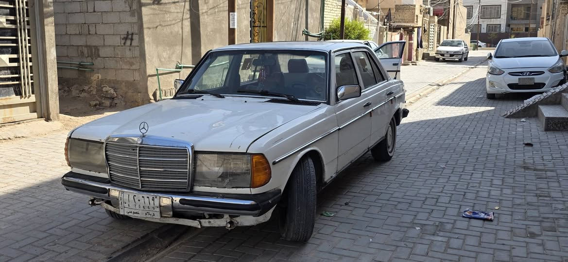 مارسدس ابو جحيل موديل 1984
محور محرك ياباني 6سلندر 2500
كير ياباني اوتماتيك منضومة تبريد كاملة ياباني تبريد ثلج 
سيارة نفس ما واضح بصورة سماعات ودمام بيهة صوت قوي  راعي موجود مكان راعي و سيارة كربلاء 
سعر 25 وبيهة مجال بصيط
شراي يتصل ***********
