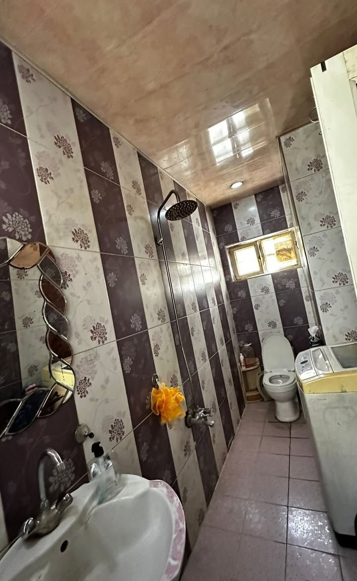 دار للبيع – حي الشباب – قرب شارع العام
مساحة 100 م الواجهة 5م – النزال 20م 

طابقين – يحتوي على : كراج – ومدخلين وصالة ومطبخ كبير وحولي مع منور وخدمات 

والطابق الثاني : غرفتين نوم وخدمات وحولي مع بلكونة وبيتونة وسطح

للإستفسار يرجى الإتصال على ( ‭0770 263 8124‬ )
