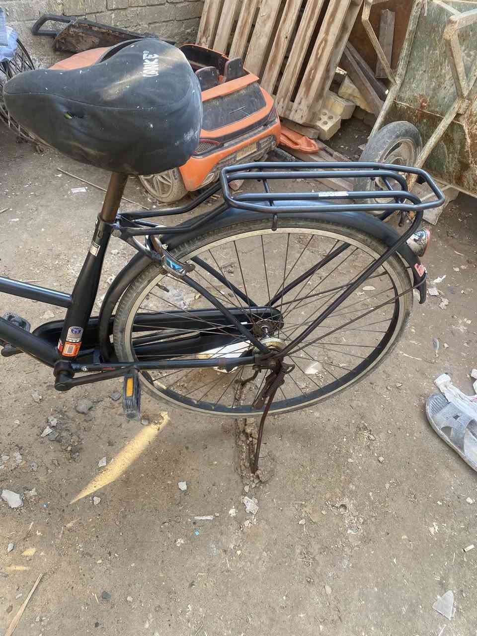 السلام عليكم بايسكل للبيع حجم ٢٧  جاهز مالي نقص بس التاير الأمامي نازل جان متروك السعر ٦٥ 
اتصال ***********. بغداد زعفرانية
