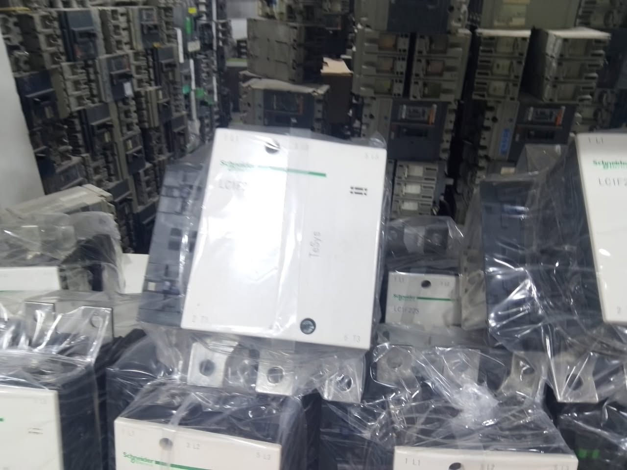 يتوفر جيمع أنواع القواطع والجنجات والكونتكترات وال لوحات الكهربائيه ***********
