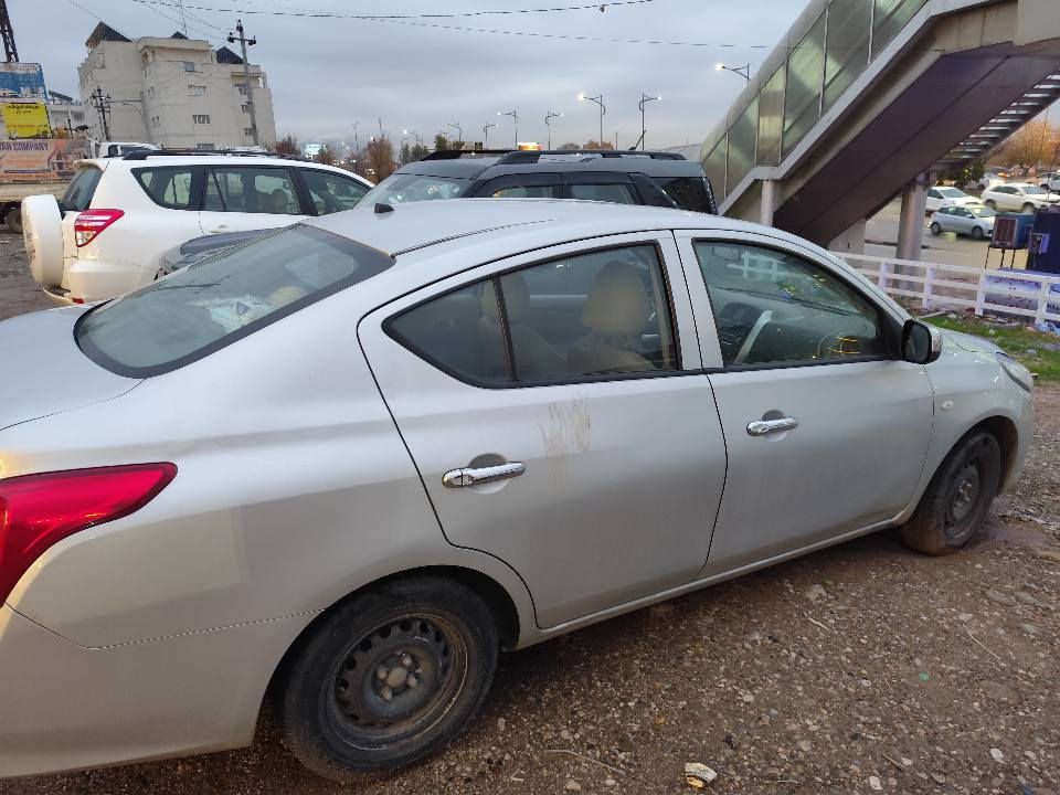 نیسان سەنی ٢٠١٩ 
مواسەفات گێر تۆماتیک ٢ جام کارەبا ئۆڤەر دڕایڤ 
پارچەی بۆیاخی نیە جەمپێکی بەسیتی دواوەی هەیە لەگەڵ تۆزێك وردە چاڵ لە سەقفەکەی تەرزە کوت نیە 
***********
*********** السليمانية, العراق
