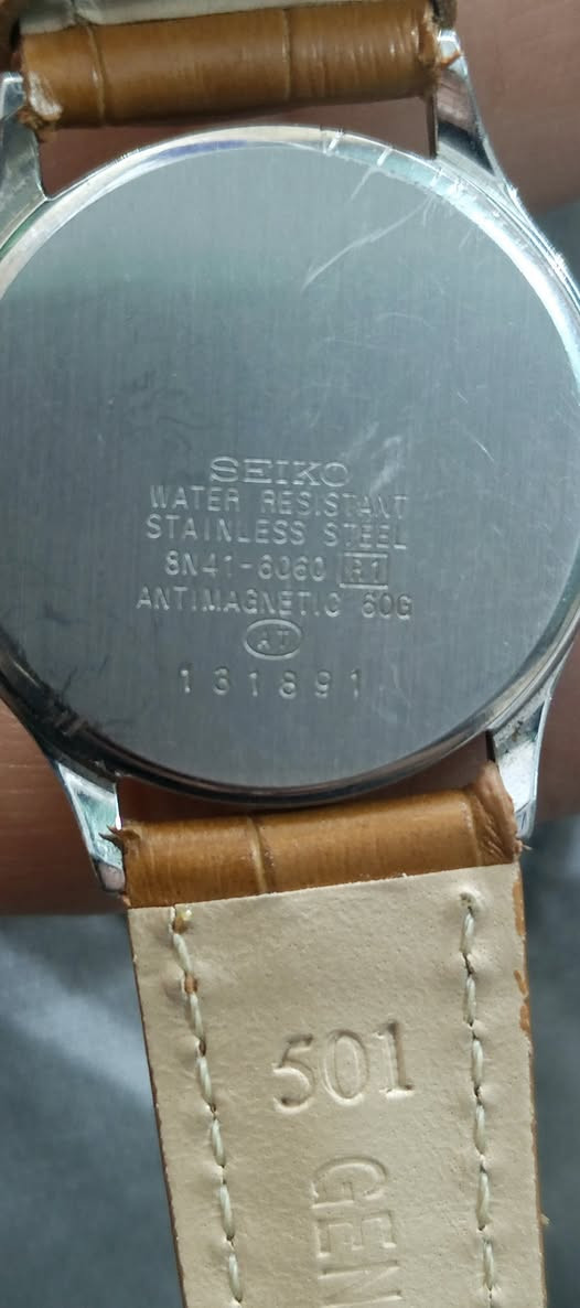 ساعة Seiko Dolce، وتحديداً الموديل الذي يحمل الرقم المرجعي 8N41-6060. 
تتميز هذه الساعة بالتالي:
المينا (الوجه): يتميز بملمس محبب يشبه ملمس الورق أو الثلج، ويُطلق عليه أحياناً اسم "Snowflake" أو "Silver Flake".
الحركة: تعمل بحركة كوارتز دقيقة من سيكو (Cal. 8N41).
التصميم: ساعة كلاسيكية رقيقة (فستان) تم إنتاجها في الثمانينيات والتسعينيات.
القياس: يبلغ قطر 30 ملم، مما يجعلها مناسبة كقياس كلاسيكي للرجال أو للجنسين. 
تُعد مجموعة Seiko Dolce من الخطوط الفاخرة والأنيقة التي تركز على الدقة والتصاميم الرفيعة. 
السعر خاص يوجد توصيل


**إذا كنت صاحب هذا الإعلان وتريد حذفه لأي سبب، رجاءا أرسل رسالة إلى الدعم الفني**