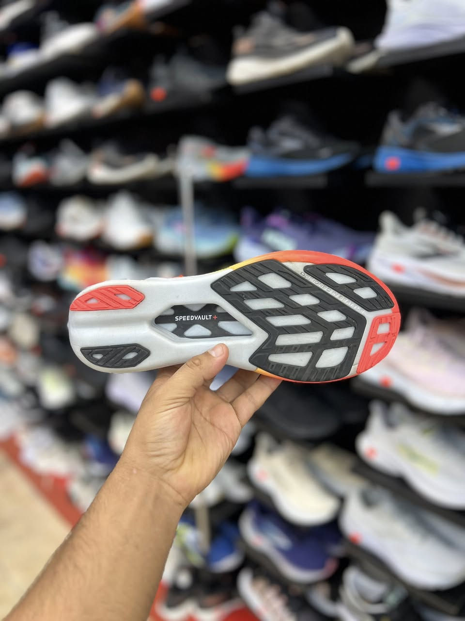 Brooks Hyperion Elite 4

نوع الحذاء: حذاء سباقات متطور (Super Shoe) مزود بلوح من ألياف الكربون (Carbon Fiber Plate) للمساعدة على الاندفاع السريع للأمام.
الرغوة والمستشعر: يعتمد على رغوة DNA Flash v2 المحقونة بالنيتروجين، وهي خفيفة الوزن وتوفر استجابة وارتداداً ممتازاً للطاقة مقارنة بالإصدارات السابقة.
الجزء العلوي: مصمم من نسيج شبكي خفيف الوزن وعالي التهوية ليضمن ثبات القدم ومنع الانزلاق أثناء الركض السريع

قياس 42 القدم 27

السعر  95 الف

العنوآن نجف ملحق الروان
*********** واتساب
