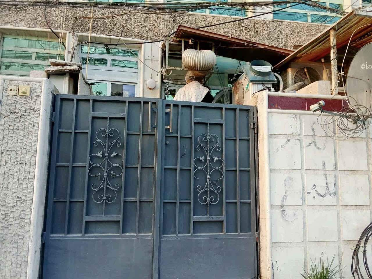 ملاحضه / العنده عقار 🏡#للبيــــــع ويريد يبيع #دزونه كافه التفاصيل العقار مع ذكر السعر وصور للعقار ورقم التلفون ☎️وان شاء الله باقرب وقت ينباع ان شاء الله🤲❤️
—————————————————————————

🔸 مشتمل للبيع طابو صرف مناسب جدا جدا✅
40متر  الواجهه 4م والنزال 10م مربع
بناء سنة 2018 تسليم🔑 درجه اولى كامل مكمل 

🔸الطابق1️⃣استقبال ومطبخ حار وبارد وصحيات    
 الطابق… 2️⃣ غرفتين نوم وبلكونه                                   الطابق ... 3️⃣بيتونه وسطح

 البناء كله ممتاز ودرجه اولى ونضيف مرتب 
🔸موقع الدار ممتاز جدا📍الشعب شارع عدن خلف محطه عدن قرب اعداديه ومتوسط صلاح الدين والواركه
 (شارع عريض عرضه15 ومقابيل الدار سياج ماكو جيران)

+مناسب لحك قبل لاينباع ملاحظه اذ تحب تاخذه وتستثمره اجره الك ب400الف ايجار سريع  
الدار يحتوي ع ميزانيه ماء💧وميزانيه كهرباء⚡️مصفرات 
🔸السعر: 117 مليون وقابل للتفاوض 

مكتب ابو علي الدراجي للعقار 🏛️
 الشعب-نهايت شارع الصحه-مقابيل كرزات ركن الصحه 
***********📞
***********📞 ‭
‭***********‬📞
