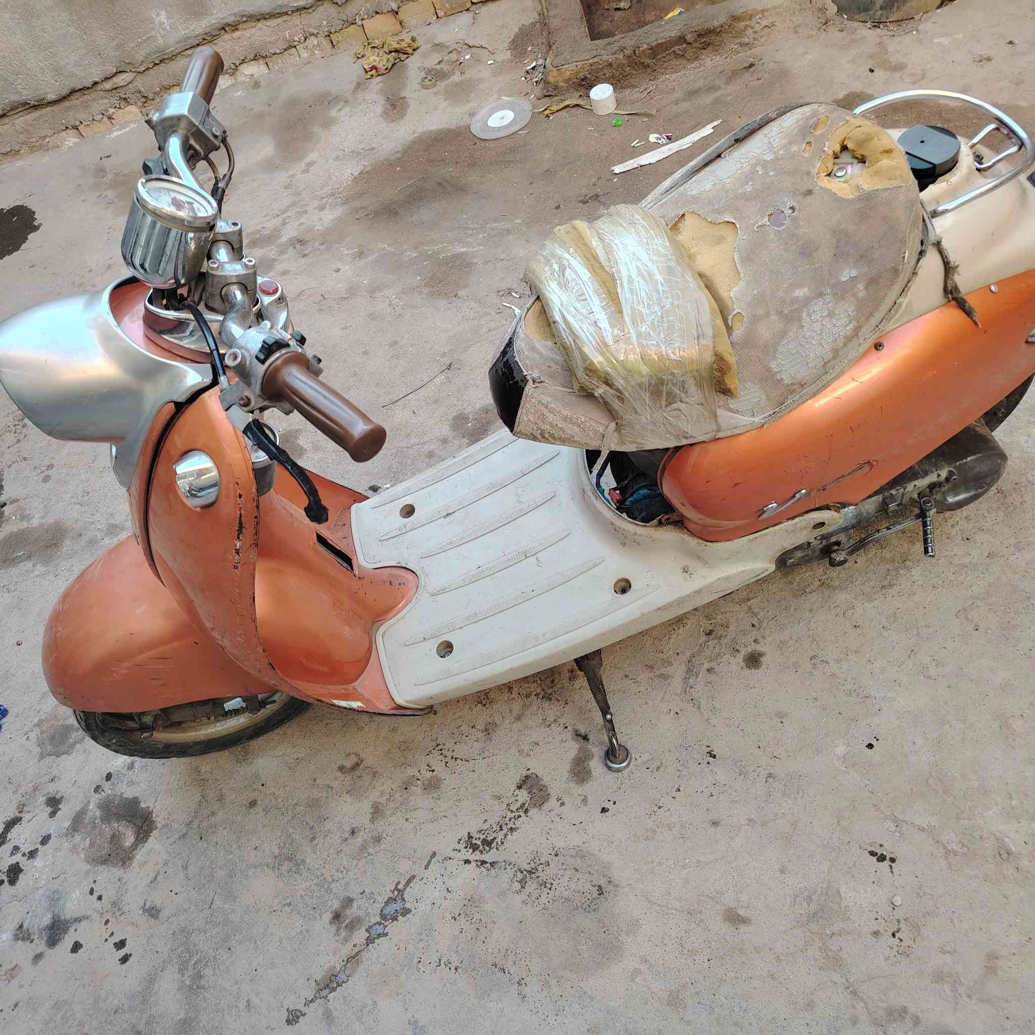 السلام عليكم. دراجه عبد الحليم دراجه شغاله بس تخربط ابيع كوم حديد سعر 100رقم ***********
