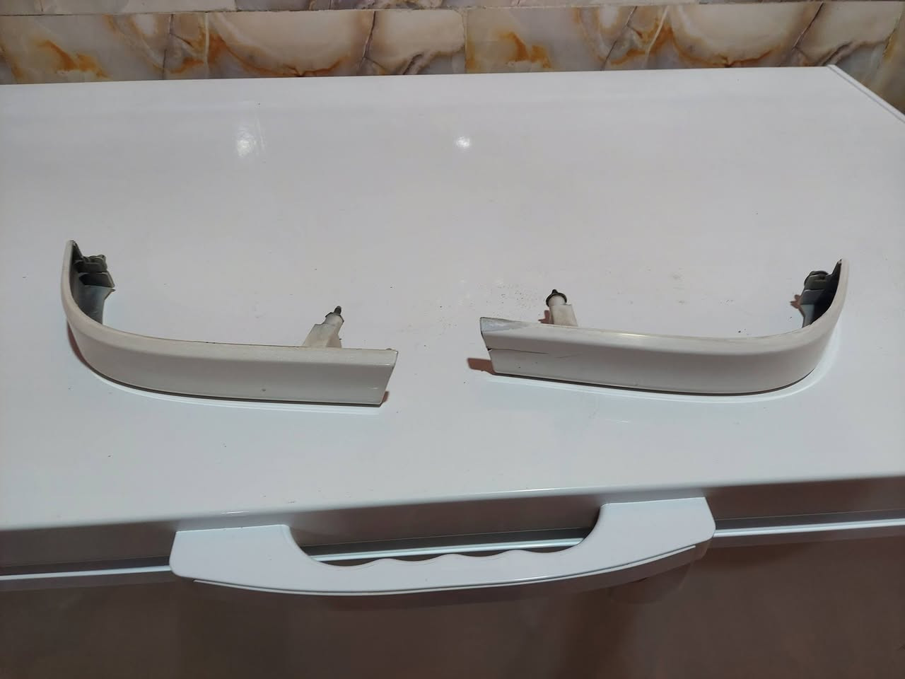 سلام عليكم عندي بك لايت ملكه وياه حواجب السعر 100 الف ***********
