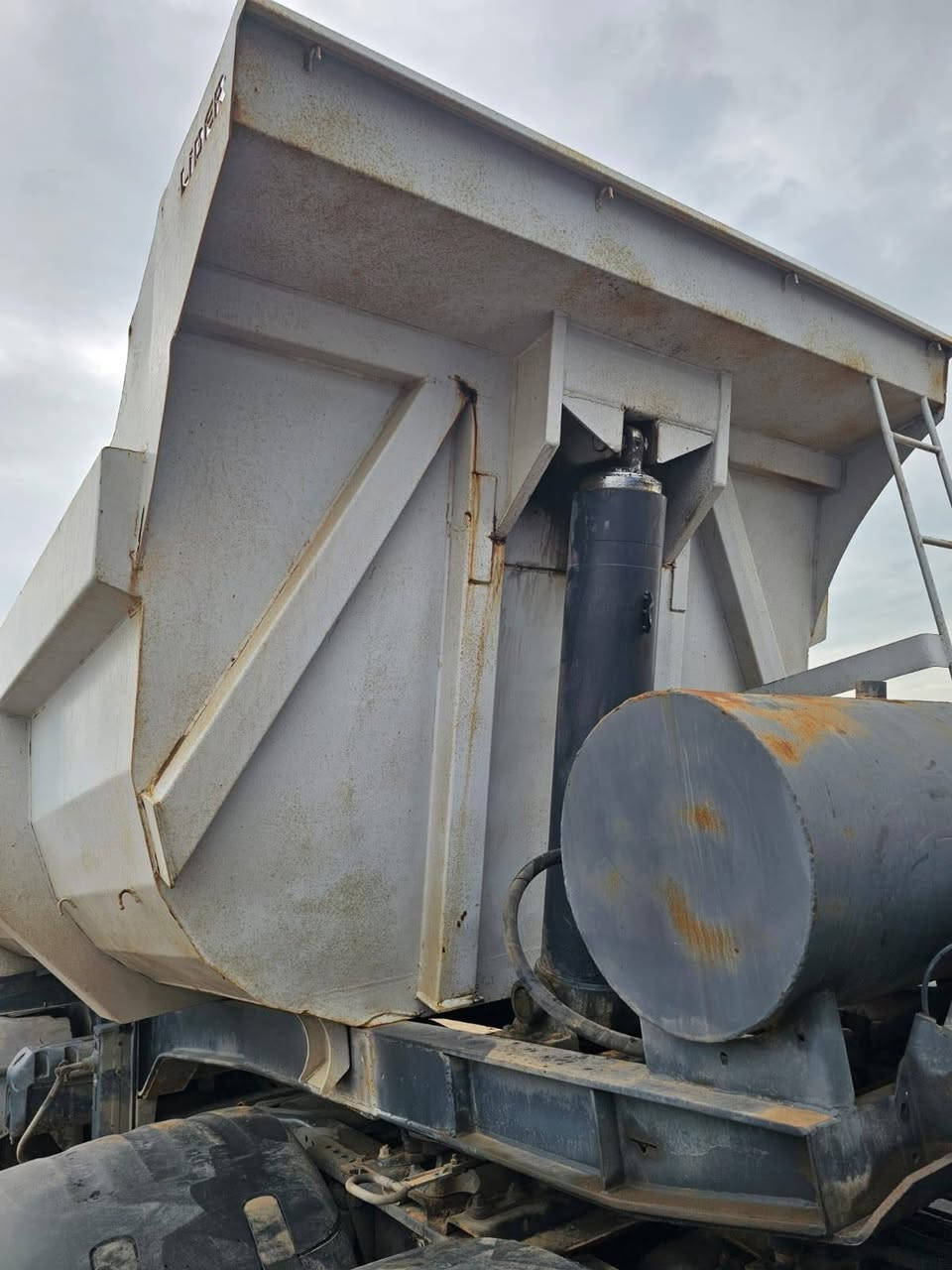 السلام عليكم
بودي تركي بابان جك جبير 
دناكير 14 تايرات نص عمر
مكان موصل السعر 85 بي مجال
*********** 
***********
