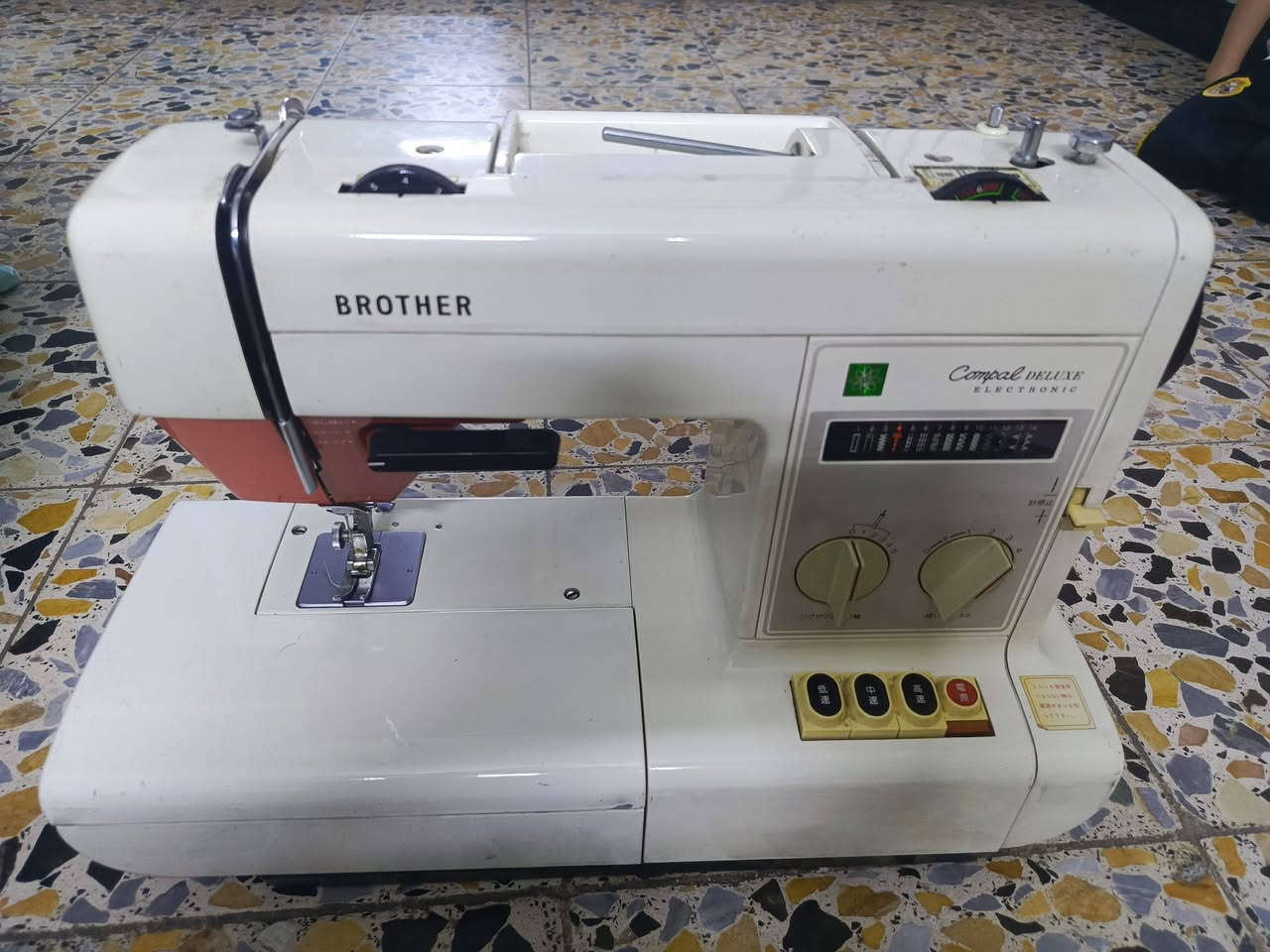 السلام عليكم ماكنه خياطه برذر مال بيت استخدام قليل يابانيه السعر 200وبيها مجال مكاني بغداد كراده ***********
