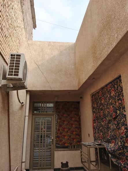 السلام عليكم الدار للبيع طابق واحد طابو ملك صرف بناء حديث 2022 ركن تحتوي على استقبال و ثلاث غرف نوم و صالة درج و مطبخ و ترك و صحيات عدد2 و سطح كبير شتايگر و أرضية المنزل مرمر تركي  تبلغ مساحة الدار 300 متر على شارعين الدار طابق واحد
موقع الدار: الزعفرانية حي السندباد قرب مدرسة نور بغداد الإبتدائية 
للاستفسار على صاحب الرقم :***********
