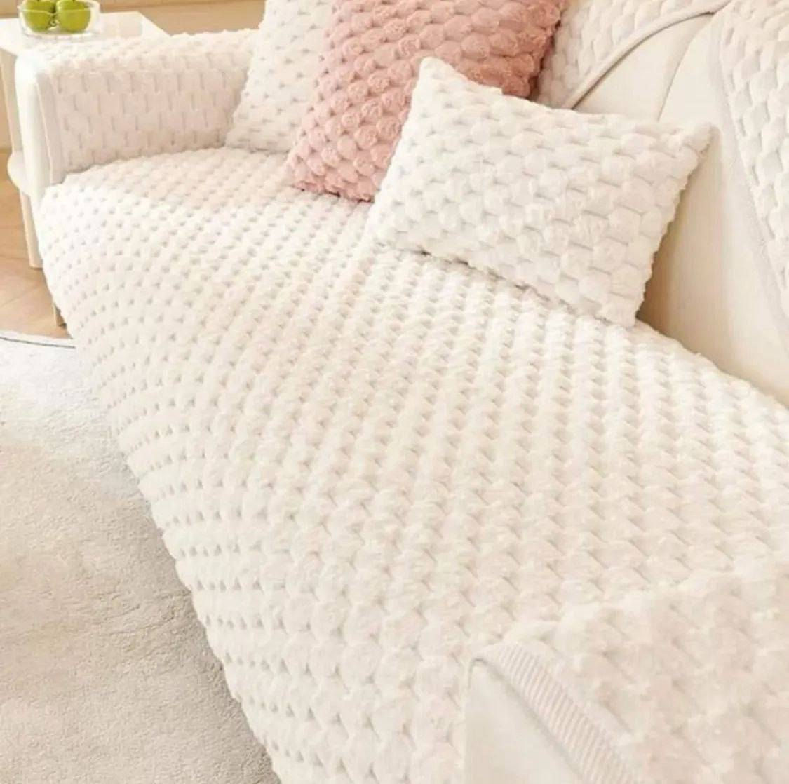 طقم الفرو الكرات الفاخر وصل 🤍🔥
أفخم طقم يعطي للكنب شكل دافي ولطيف ومليان فخامة!

الخامة ناعمة بشكل خرافي، الملمس بيخليك ترتاح من أول لمسة ✨
تصميم الكرات بيعطي نفخة مرتّبة وشكل ملوكي، وبيغيّر جو الغرفة بالكامل بدون أي مجهود 🛋️🤍

الطقم ثابت، ما بيلف وما بتجعلك… ونعومته عالية جداً، مناسب للشتوية والضيافة والجلوس اليومي ❄️🔥

الألوان المتوفرة حالياً (ألوان دفا وأناقة):
🎨 الاوف وايت 
🎨 العسلي 
🎨 السكني

والمقاسات المتوفرة مناسبة لكل أنواع الكنب:
🛋️ 6 مقاعد — 3 + 2 + 1
🛋️ 7 مقاعد — 3 + 2 + 1 + 1
🛋️ 9 مقاعد — 3 + 2 + 2 + 1 +1

طقم ناعم… دافي… وشكله بيجنن 👀✨
الكمية محدودة جداً—احجزي لونك قبل ما يخلص ❤️🔥


**إذا كنت صاحب هذا الإعلان وتريد حذفه لأي سبب، رجاءا أرسل رسالة إلى الدعم الفني**