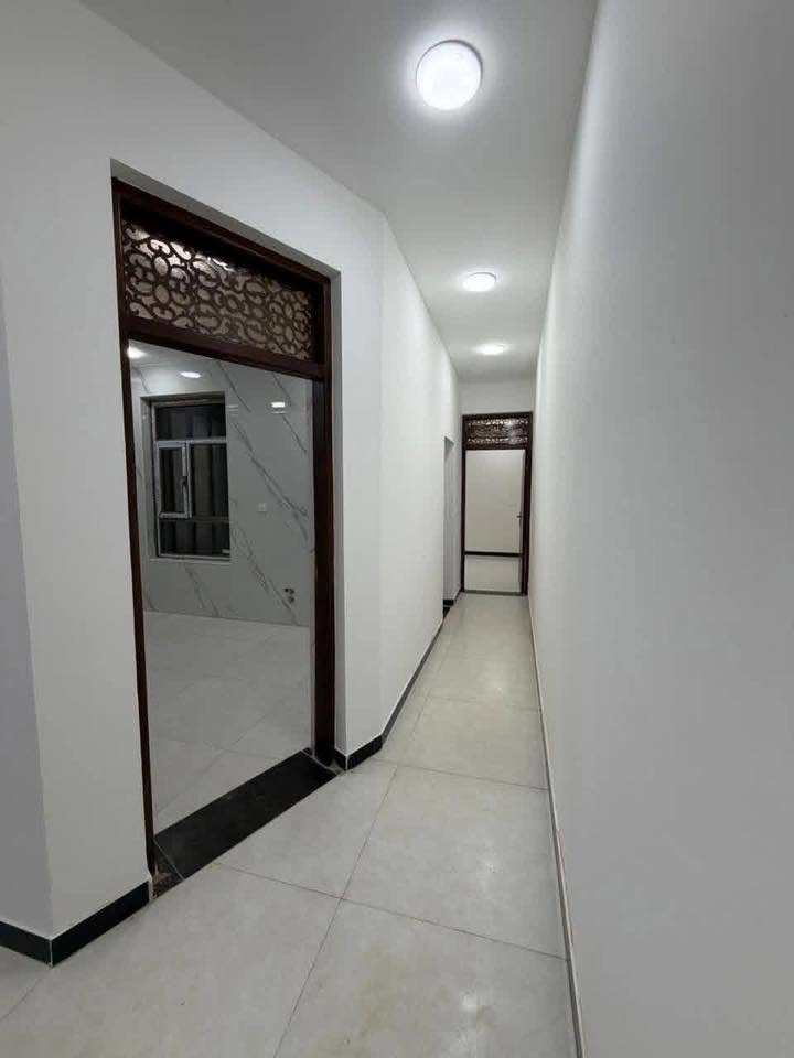 للبيع دار 103م  بناء حديث زيرو 
/ 📍في حي البنوك التربية خلف الشارع العام)

الواجهة 5.15م            النزال 20ن 

يحتوي على ⬇️

الطابق الأرضي : كراج + خدمات خارجية مدخلين استقبال + مطبخ صالة + غرفه نوم سويت + خدمات

الطابق الاول : 3 غرف نوم مع غرفة غسيل + خدمات

الطابق الثاني : سطحين+ بيتونه

للاستفسار اكثر اتصال بالرقم التالي 
*********** 
او مراجعة مكتب الدار للوساطة العقارية الكائن في حي البنوك بداية شارع الكنيسة من جهة الجسر
