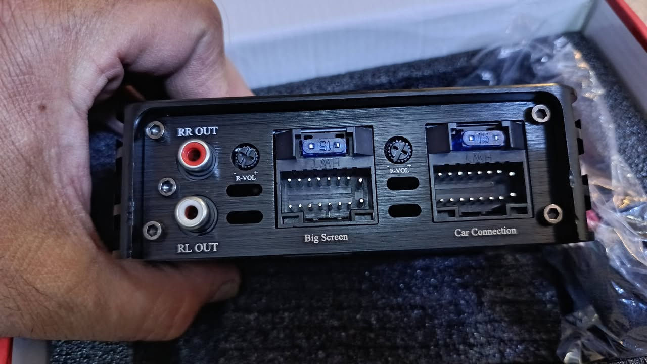 توضح هذه الصورة منتجًا لمضخم صوت (Amplifier) مخصص للسيارات، يتميز بخصائص معينة للتركيب والتوصيل:توافق مع شاشات الأندرويد: تم تصميم هذا المضخم ليتكامل مع شاشات السيارات بنظام أندرويد.تركيب مباشر (Plug and Play): يتميز بسهولة التركيب والقدرة على التوصيل مباشرة دون الحاجة إلى تعديلات معقدة في ضفيرة السيارة الأصلية.ميزات صوتية متقدمة: قد يحتوي المنتج على معالج إشارة رقمي (DSP) مدمج لتحسين جودة الصوت والتحكم في الترددات.خيارات قنوات متعددة: توضح العبوة خيارات لتوصيل 4 أو 6 قنوات اعتمادًا على الطراز، مما يسمح بتشغيل مضخمات صوت (Subwoofers) وسماعات


**إذا كنت صاحب هذا الإعلان وتريد حذفه لأي سبب، رجاءا أرسل رسالة إلى الدعم الفني**