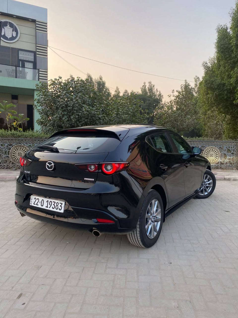 السلام عليكم ( للبيع فقط ) 
مازدا 3 موديل ⚫️2025⚫️   
ماشيه 4 الف فقط بعدها مماشيه بالعراق
فوول الفول شنو ابالك بيها مواصفات
مكينه 2500 تنفس طبيعي سكاي اكتف طياره
حادثها فقط مقدمة البنيد مصبوغ
الباقي كفاله عامه بدون شخط بدون رصعه بدون دواخل
السياره جازه رقم اربيل
 اسود ملكي لامع
▪️فتحة سقف سلايد  
▪️بصمة تشغيل + بصمة ابواب
▪️كشنات جلد بالكامل + تحكم كهرباء
▪️شاشه ايباد كبيره وماوس للتحكم
▪️سستم سماعات bose
▪️اشاير بالمري + نقاط عنياء
▪️تحديد مسار + قياده اليه
▪️رادار 360درجه 
▪️شحن لاسلكي+ هاند بريك بصمه
▪️كشنات تدفئه + هيتر بالستيرن
▪️عداد ديجتال الكتروني+ اضويه كلها ليد
▪️كشنات خزن ميموري +اوتو هولد
▪️تبريد شاشه منفصل
▪️لايتات زينون متحركه ويه الستيرن
▪️ليدات خلفيه + ليدات اماميه نهاريه
▪️ويل كب  بلادي حجم 18 
▪️تحكم كامل بالستيرن 
▪️جميع الايرباكات سليمه ماعدا ستيرن  
اخوان الضرر موضح بالصور فقط البنيد وشرط السونار 
كير ومحرك وتبريد وكهربائيات بشرط، صور الحادث بالمنشور
مكان سيارة اربيل
للاستفسار 
اخوكم شلال كوردى
واتساب***********
السعر 145وه ره قه ومجال أربيل, العراق
