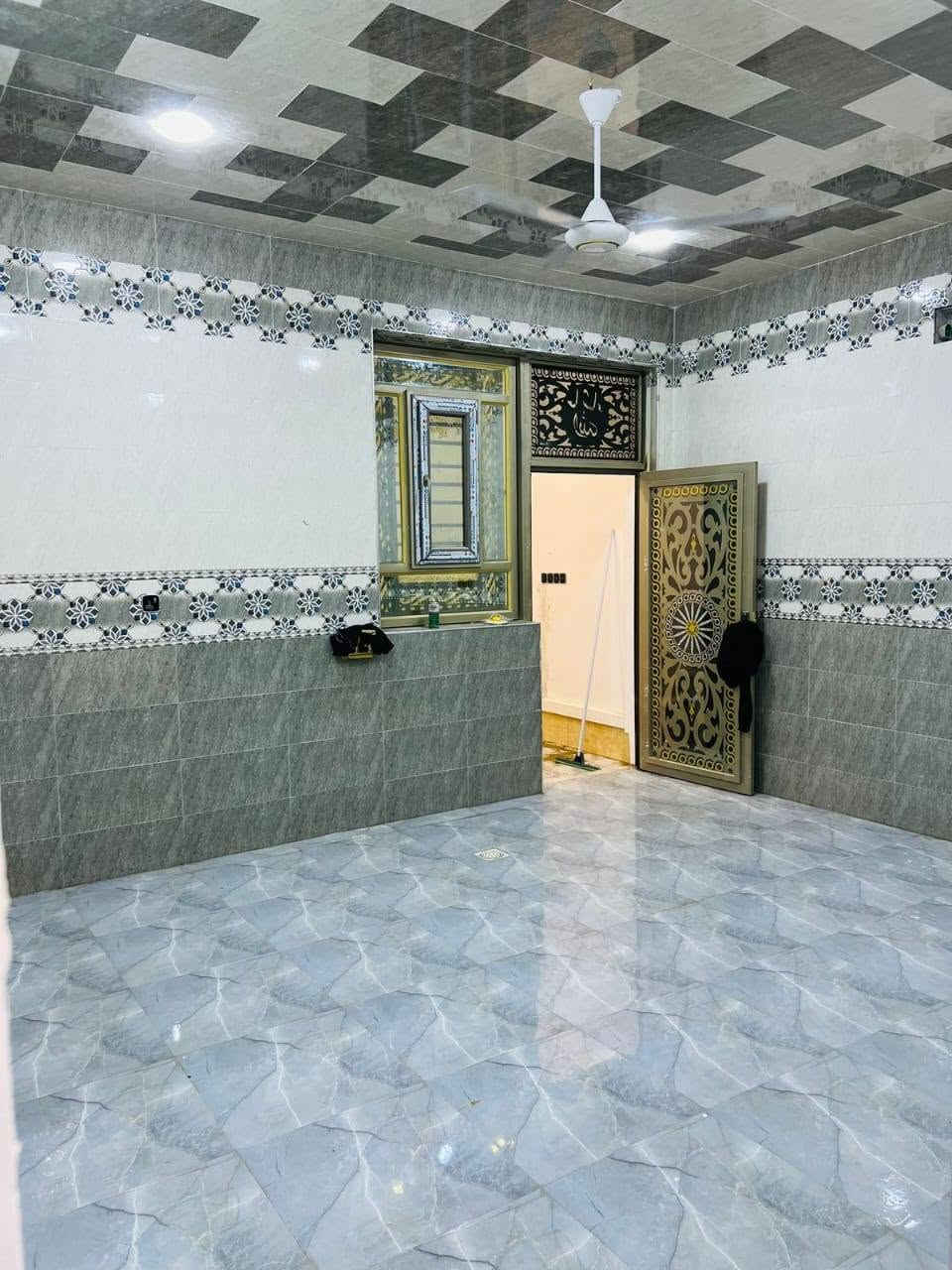 السلام عليكم بيت للبيع الحبانيه الخالديه حي القدس موقع مميز وره مدرسة شعاع المعرفه بصف مدرست المحمود وروضت السدره البيت جديد بعده ممسكون يتكون من غرف نوم عدد5 صاله عدد2 حمامات عدد 3. مساحت الارض 250 عرض الشاعر 10 تبليط كل الخدمات موجوده قريب جده ع حديقه عامه رقم القطعه 4229 للستفسار اكثر اتصل ع *********** 
***********
